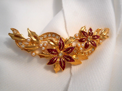 AVON jewelry vintage brooch Christmas Poinsettia Faux Pearls Red