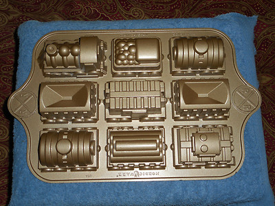 Nordic Ware Train Cake Pan 5 Cup 1.2 Liters ENGINE CABOOSE 9 Cars Cast Aluminum