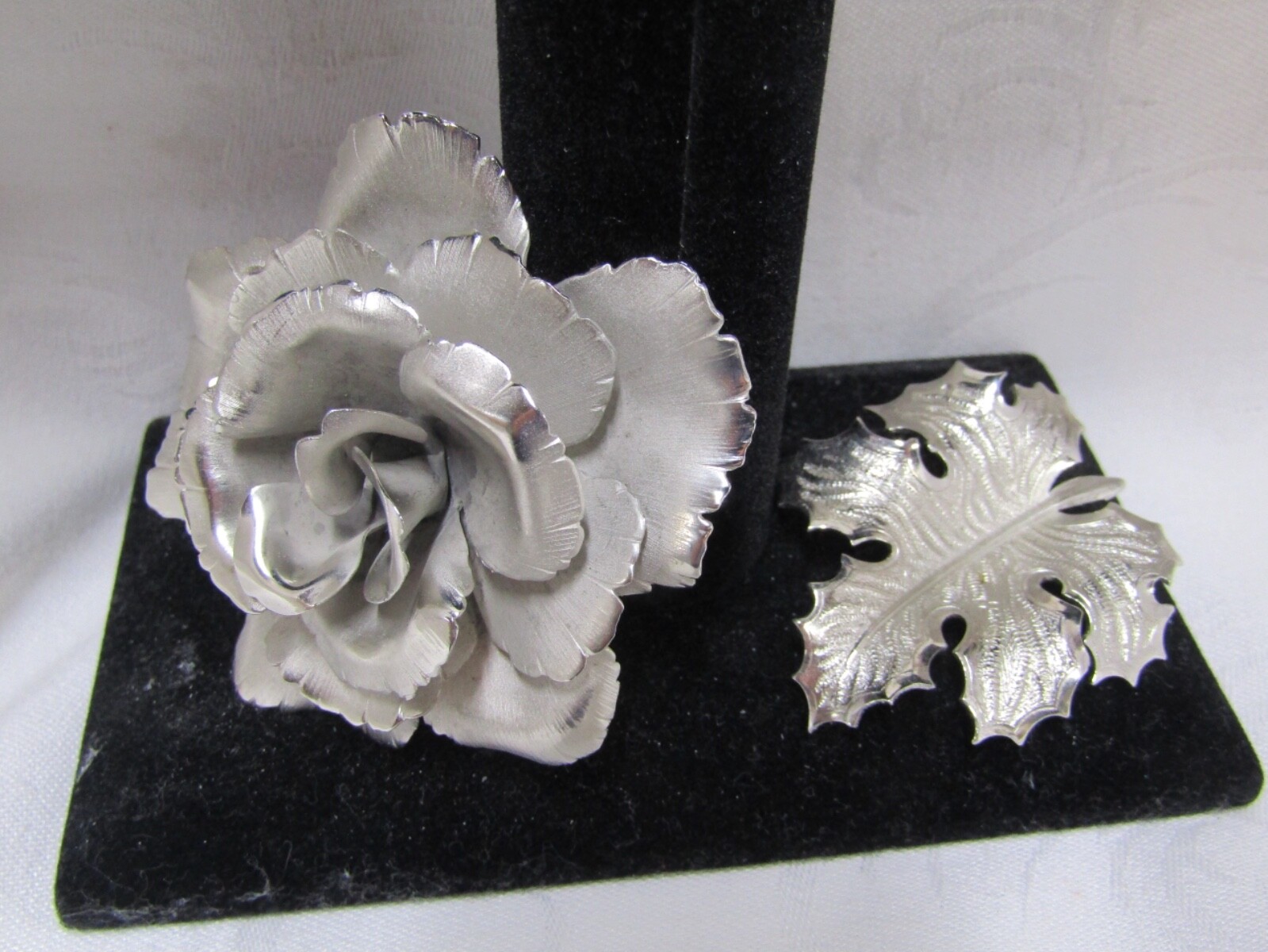 2 GIOVANNI SILVER TONE PIN BROOCHES FLOWER AND LEAF GC | eBay