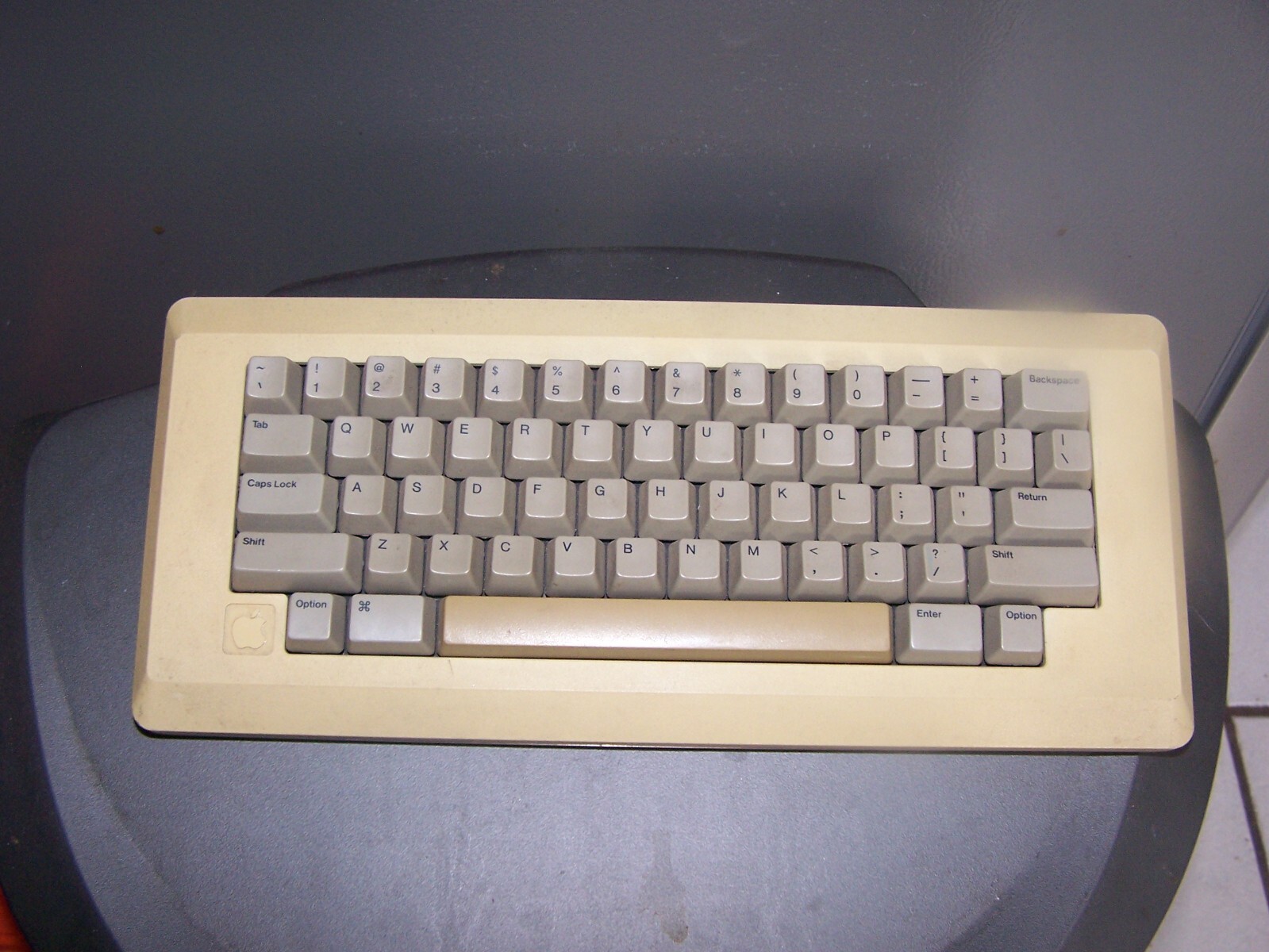 Apple Macintosh 128K or 512K Keyboard M0110 woth cable