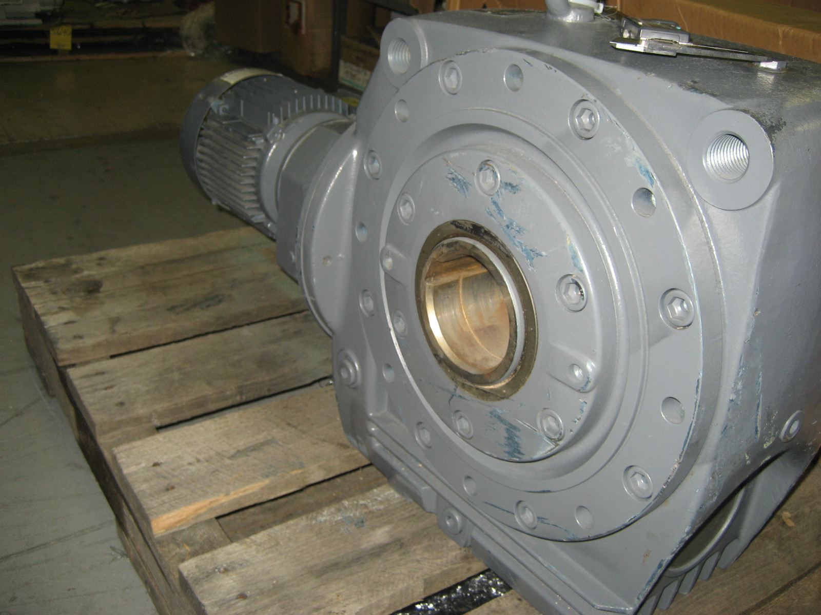 SEW EURODRIVE AC GEAR MOTOR 2HP # DFT90L4 330/575VAC TORQUE: 29300 IN