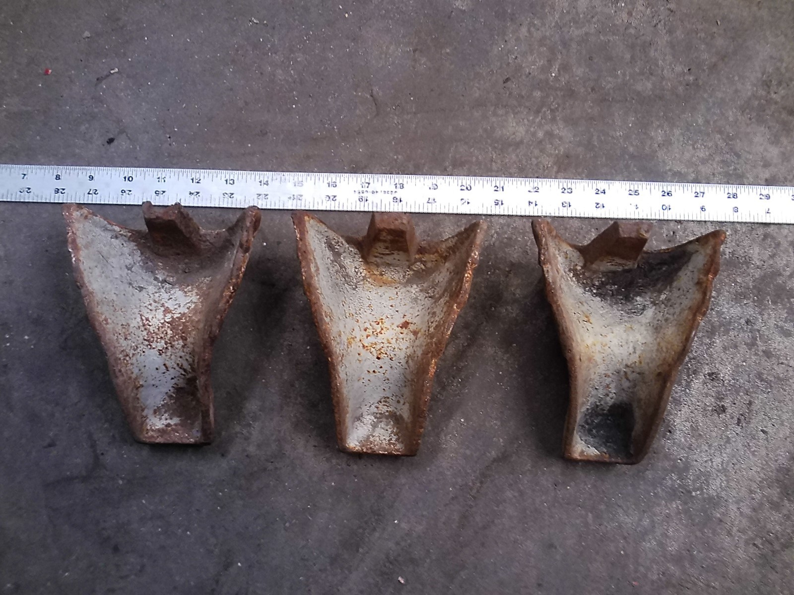 3 Vintage Cast Iron Feet Bath Tub/Stove