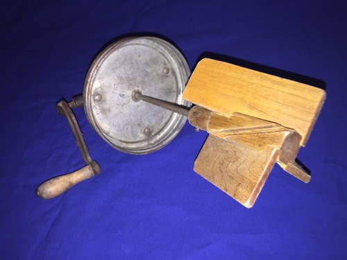 VERY NICE ANTIQUE DAZEY #40, 562, BUTTER CHURN,  FOUR QUART!