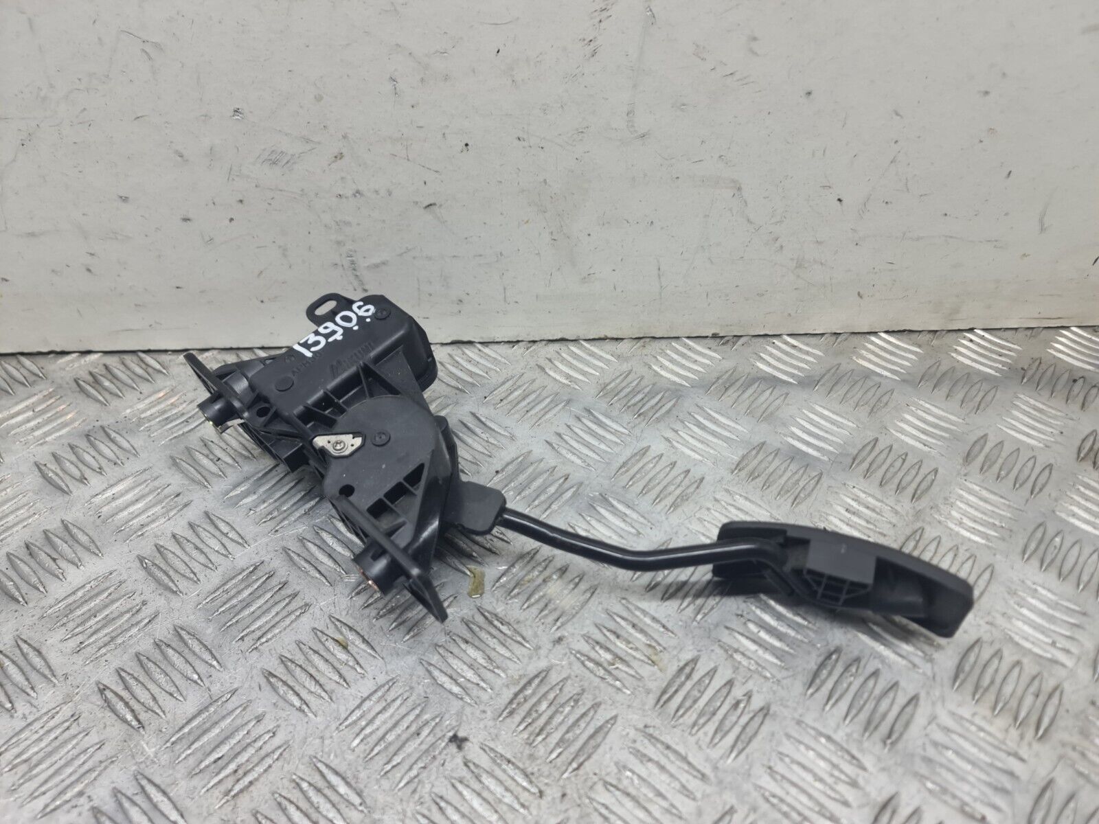Mitsubishi Grandis gas throttle accelerator pedal 2.4L 4G69 Mitsubishi Grandis gas throttle accelerator pedal 2.4L 4G69