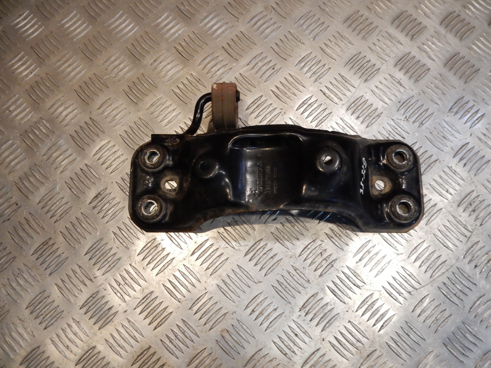 VOLVO S60 MK2 11-17 EXHAUST BRACKET  31367596 33#329