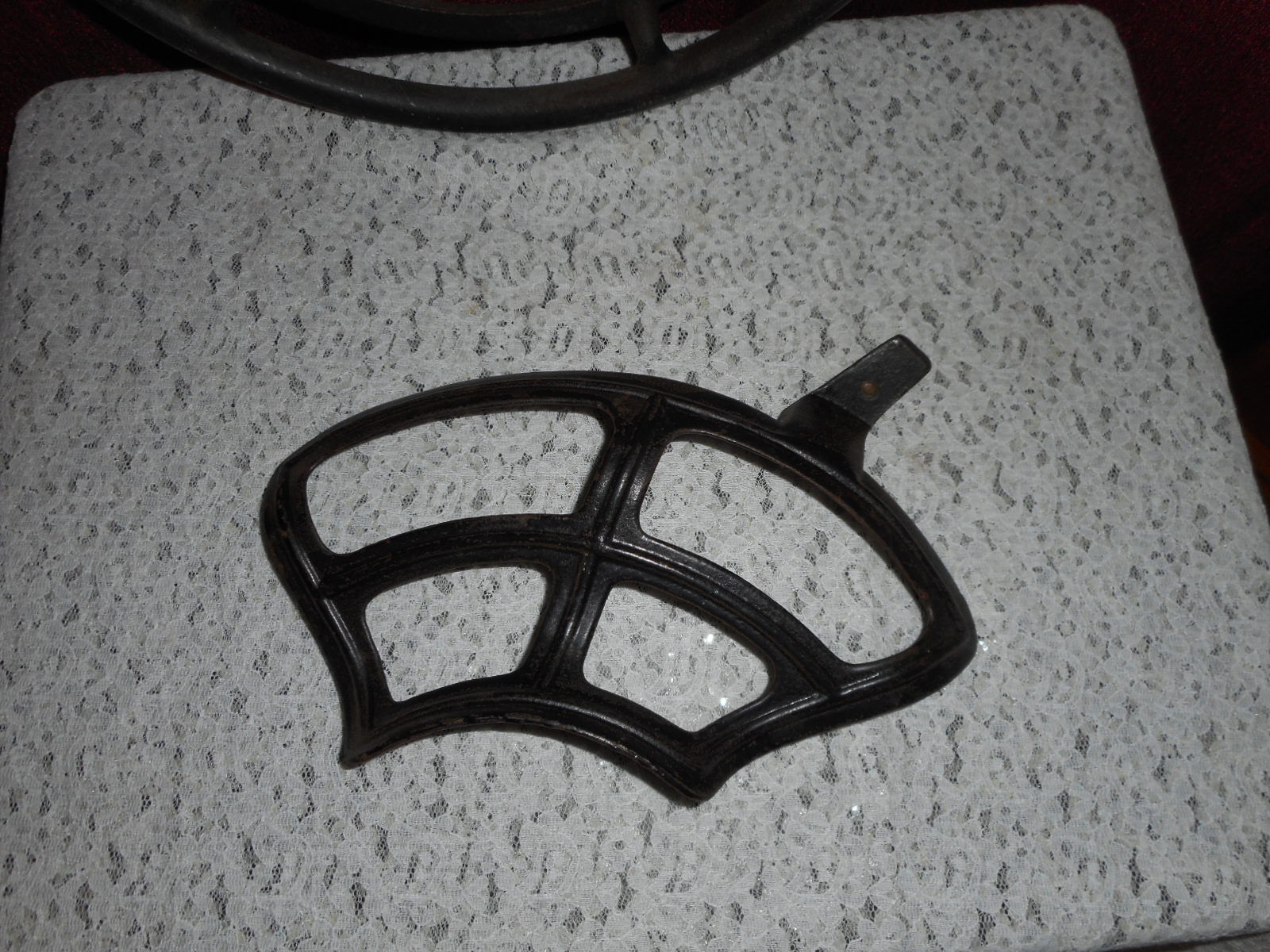 ANTIQUE VINTAGE REMINGTON TREADLE SEWING MACHINE CAST IRON FLYWHEEL W/GUARD