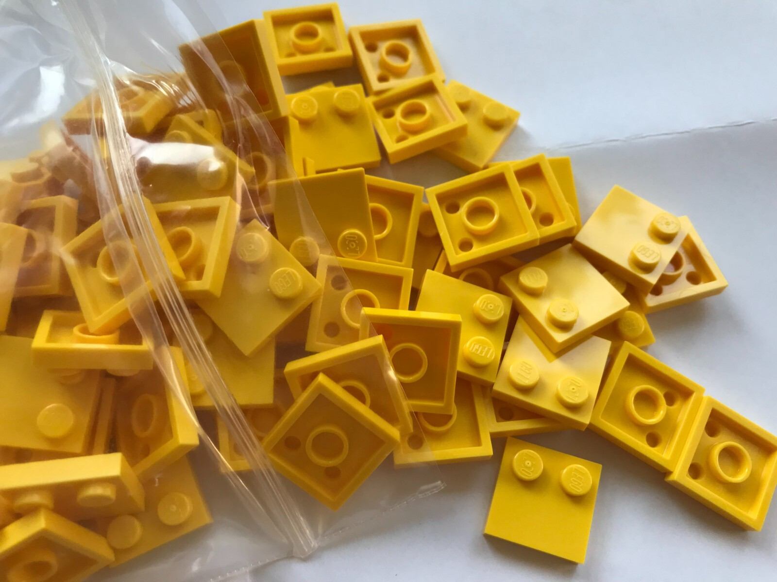 コアらページ LEGO-NEW #33909- YELLOW- TILE MODIFIED 2 X 2 W/ STUDS ON
