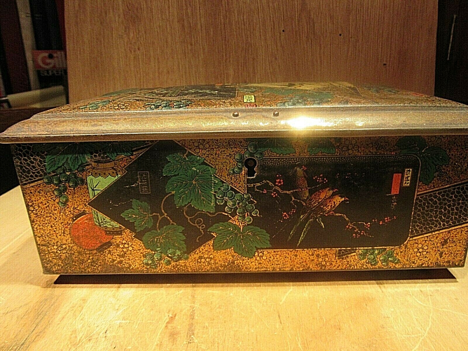 Antique CHINESE TEA TIN 1800'S  WITH BEAUTIFUL DECORATION