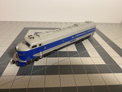 HO Scale AHM Wabash E8A Diesel Locomotive #1050 Blue/Grey w/ Knuckle Couplers