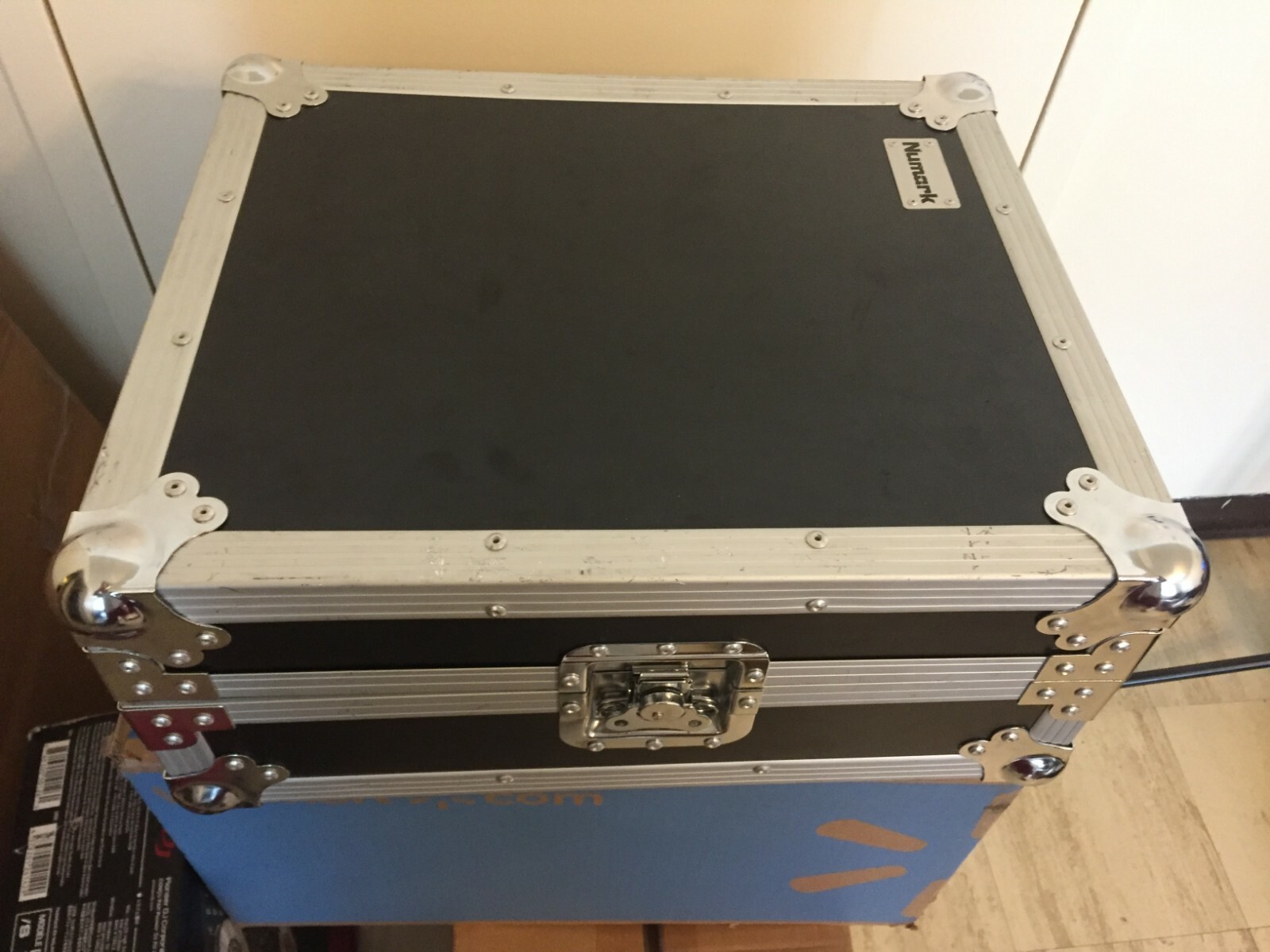 Numark v7 ITCH Motorized DJ Single Controller Turntable with hard road case