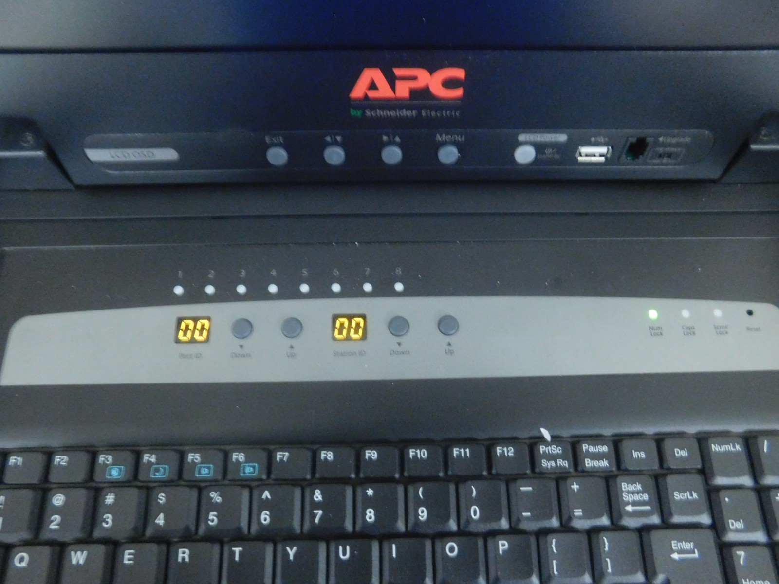APC AP5808 17'' Rackmount LCD Console w/ 8-Port KVM Switch