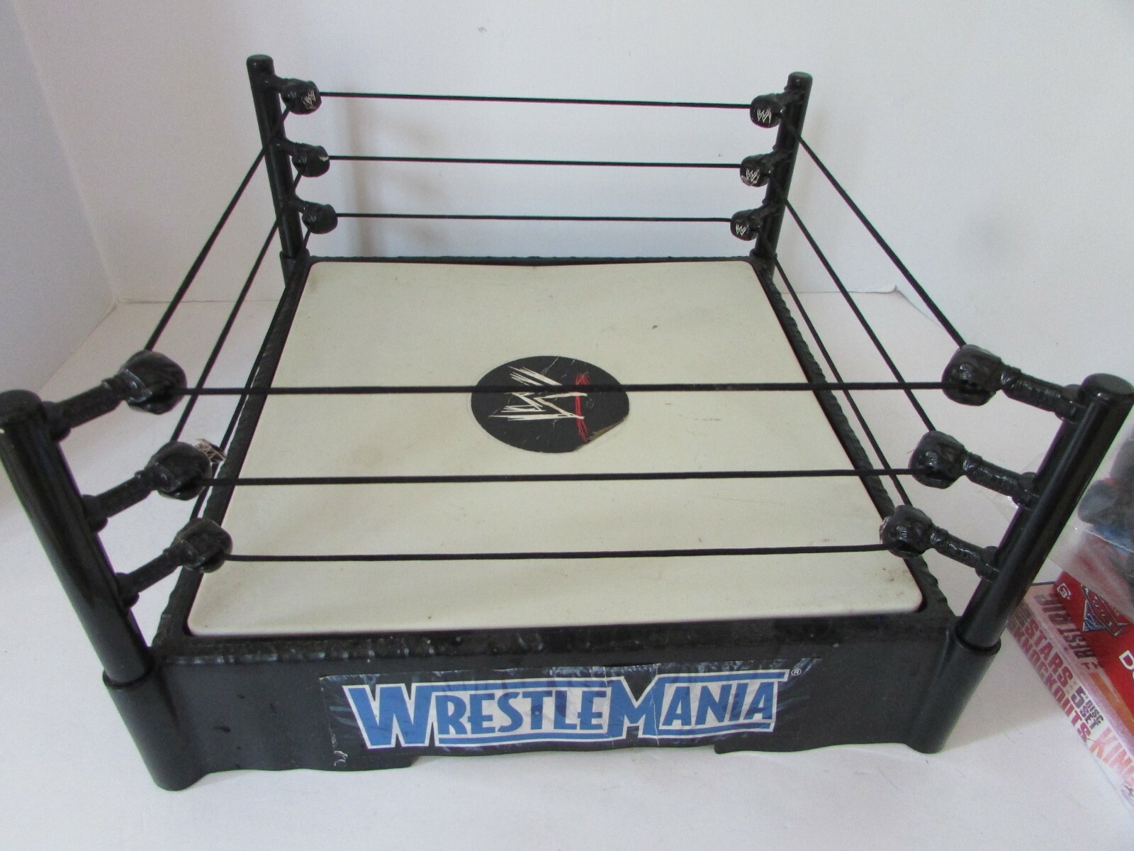 WWE ジャックス製　オフィシャルスケールリング　ステップ付 WWE Superstar Ring with 4 Event Stickers | Mattel