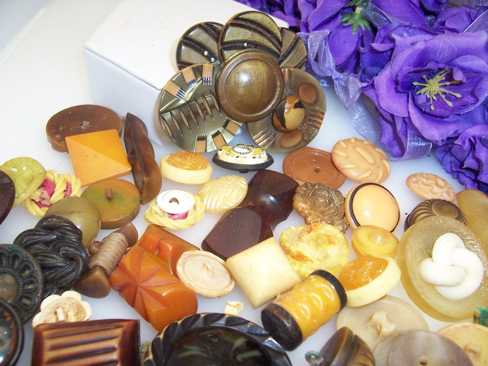 Vintage Large Mixed Lot Bakelite Lucite Plastic Buttons