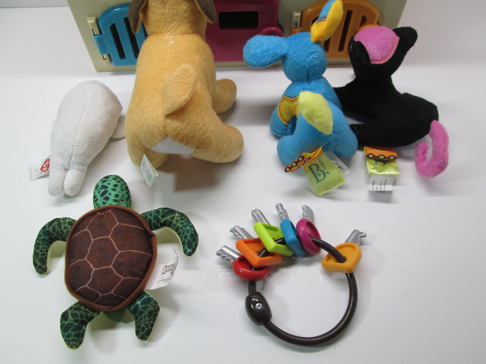 Critter Clinic Toy Vet Play Set Clinic w/ Keys & Critters -Not Original Critters