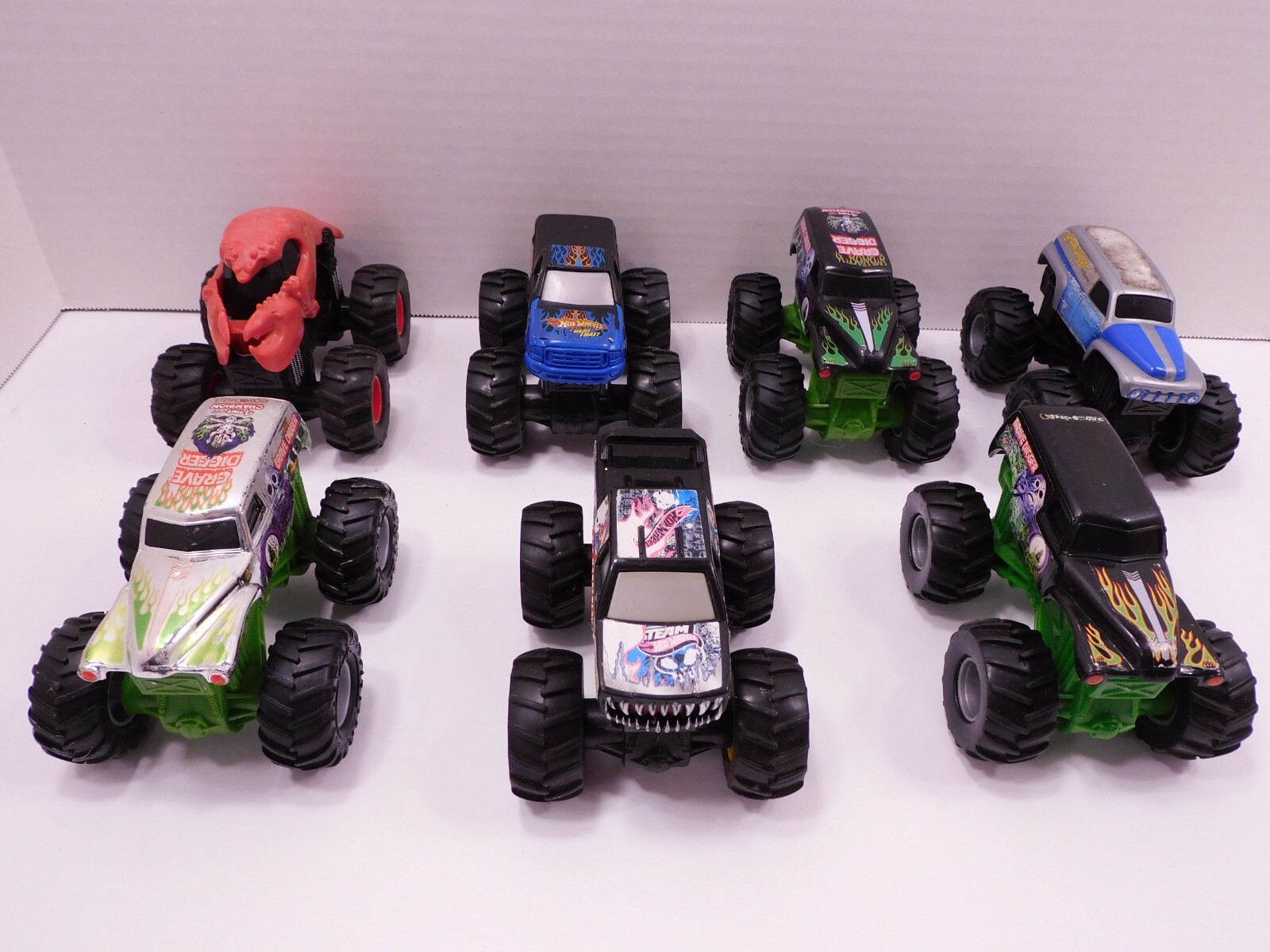 Hot Wheels Monster Trucks等ミニカー計25点セット Amazon.com: Monster Truck 1:64 Skeleton Crew : Toys & Games