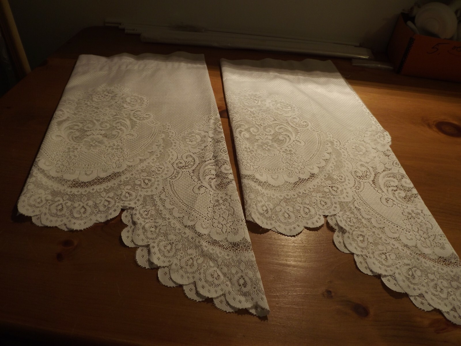white LACE ASCOT VALANCE scalloped hemline 46Wx13.5