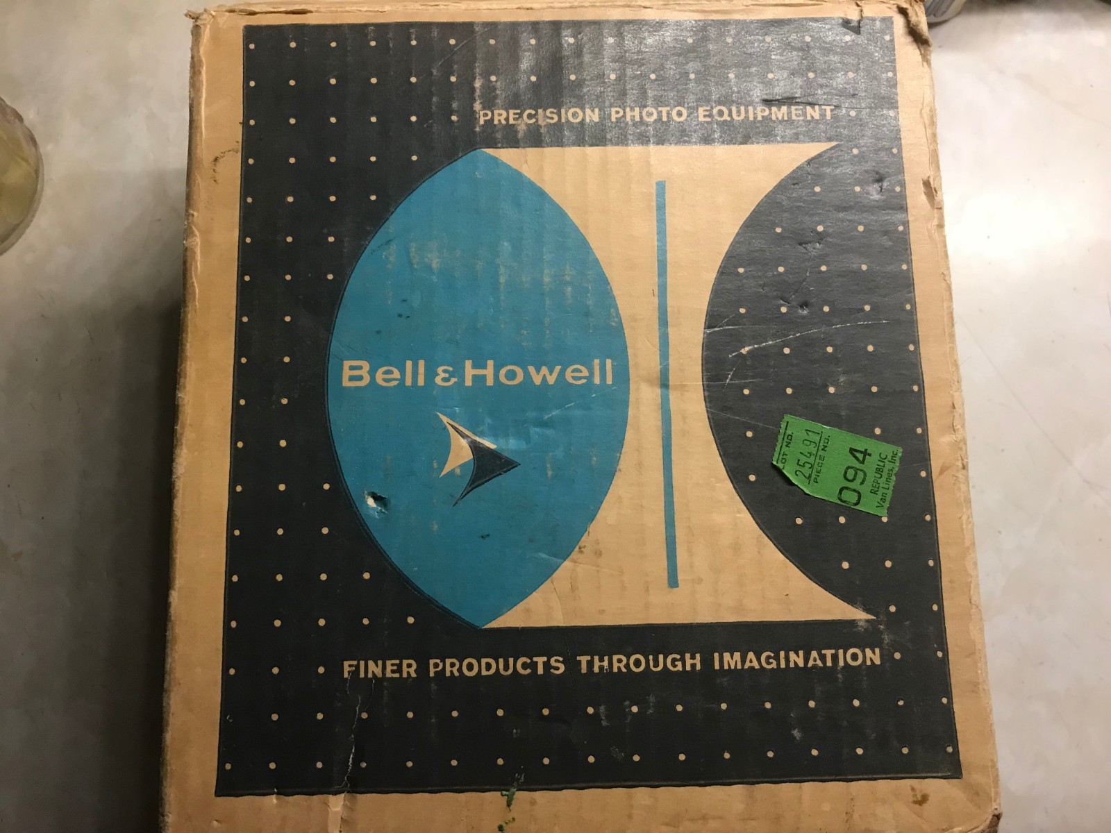 BELL AND HOWELL. MODEL 310F 8MM MOVIE CAMERA. WORKING. WITH ORIGINAL BOX