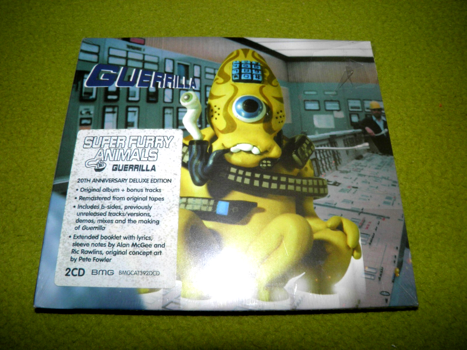 Super Furry Animals - Guerrilla 2xCD Remastered Deluxe Still