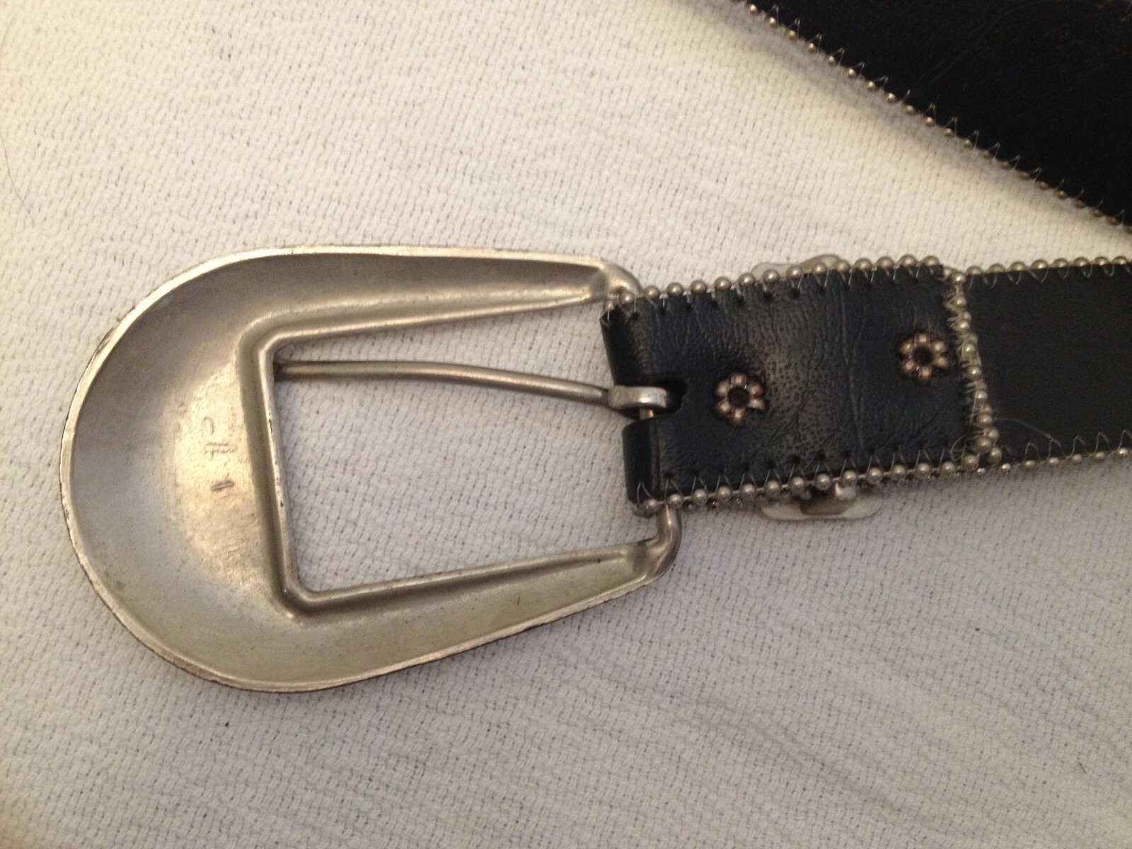 VINTAGE BLACK LEATHER BELT ANTIQUED SILVER BUCKLE SILVER DETAILING SIZE 34-36