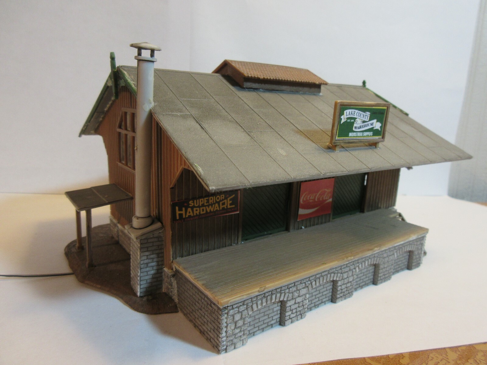 HO SCALE 1:87 WOODLAND SCENICS LAKE COUNTY WAREHOUSE W/ DOCK ASSEMBLED BUILDING