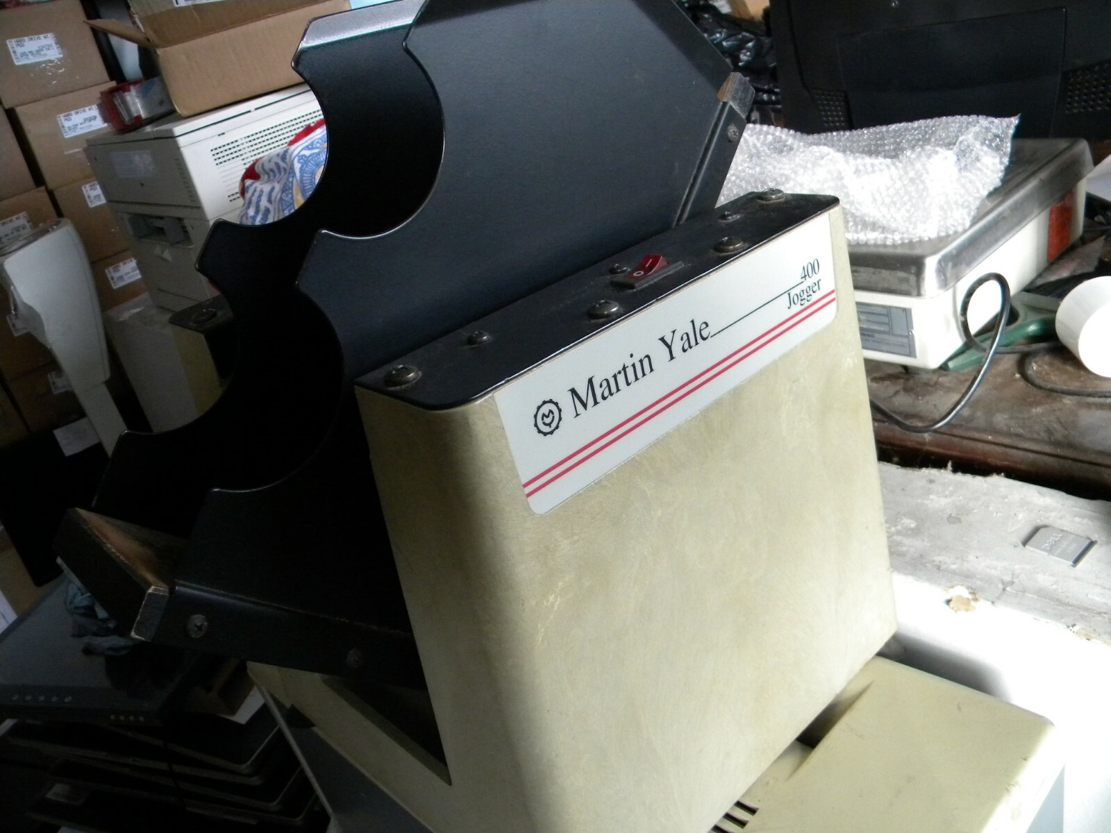 Martin Yale 400 Tabletop Jogger for aligning and separating paper, envelopes +