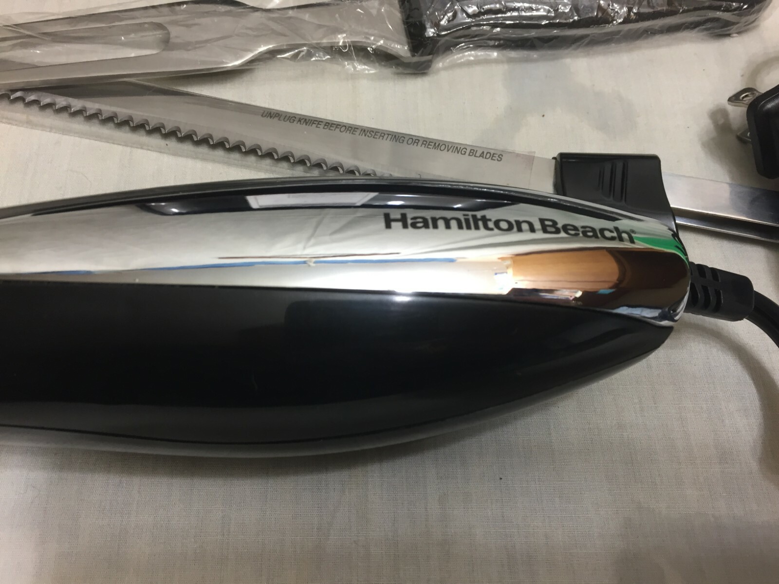 HAMILTON BEACH #74275 CHROME & BLACK CLASSIC ELECTRIC KNIFE SET WITH CASE & FORK