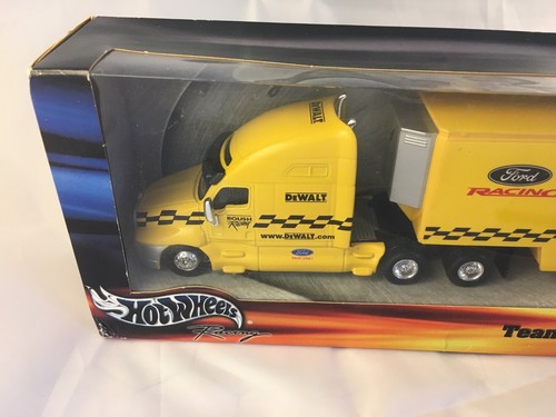 2000 Hot Wheels NASCAR DeWalt Team Transporter #17 Matt Kenseth NIB