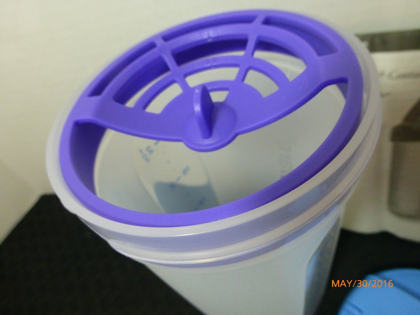 New Tupperware Quick Shake Container 600 ml Drinks Cup Lid Beverage Blue Seal