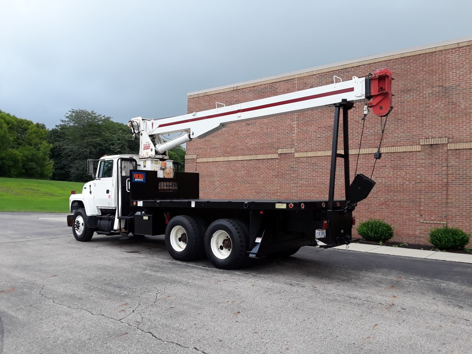 JLG Boom Truck - 1996 L8000 Ford, w/ JBT 1250 Crane