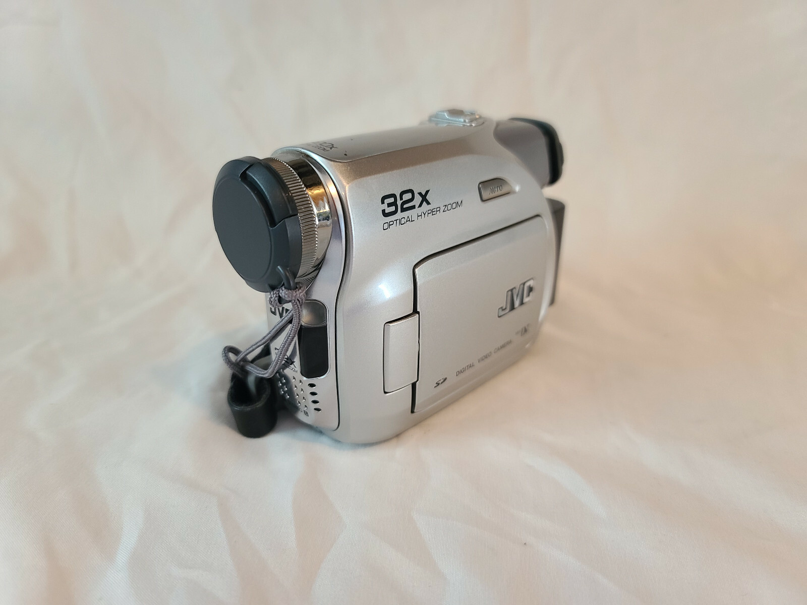 JVC Camcorder - GR-D370u - Silver - (U) - FOR PARTS JVC Camcorder - GR-D370u - Silver - (U) - FOR PARTS