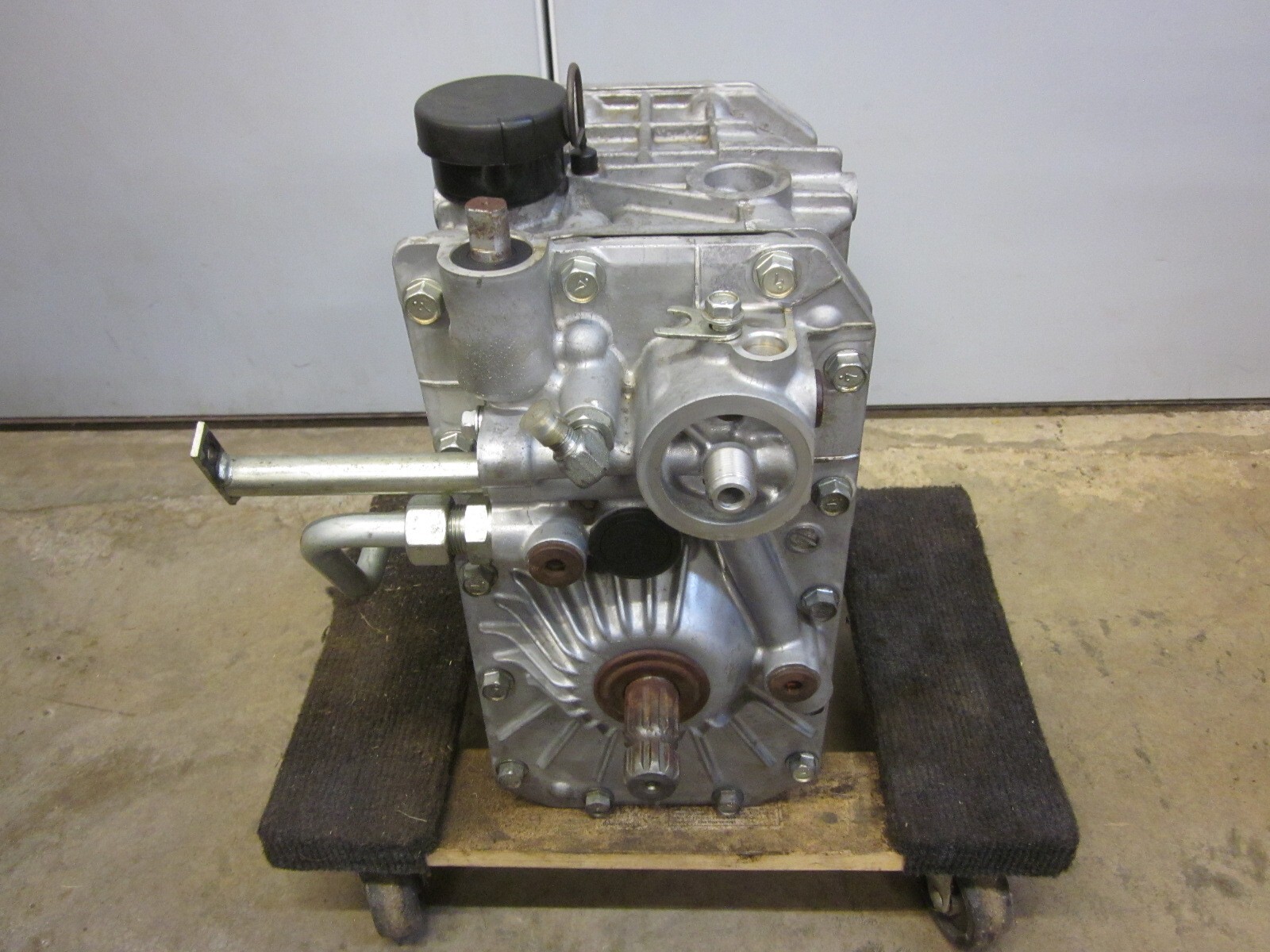 【326】woody press（TH2）31NAT Kubota ZD326 Zero Turn Mower Complete Center Transmission