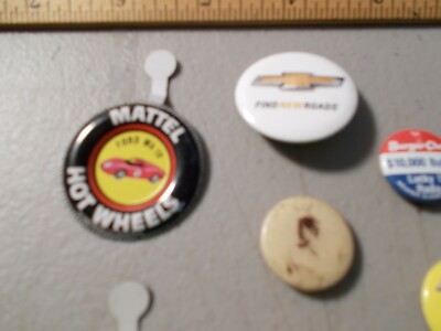 VINTAGE LOT OF 10 PinS ButtonS 2-HOT WHEELS 2-JELLO 1-SWEET CAPORAL 1-TONY + 4