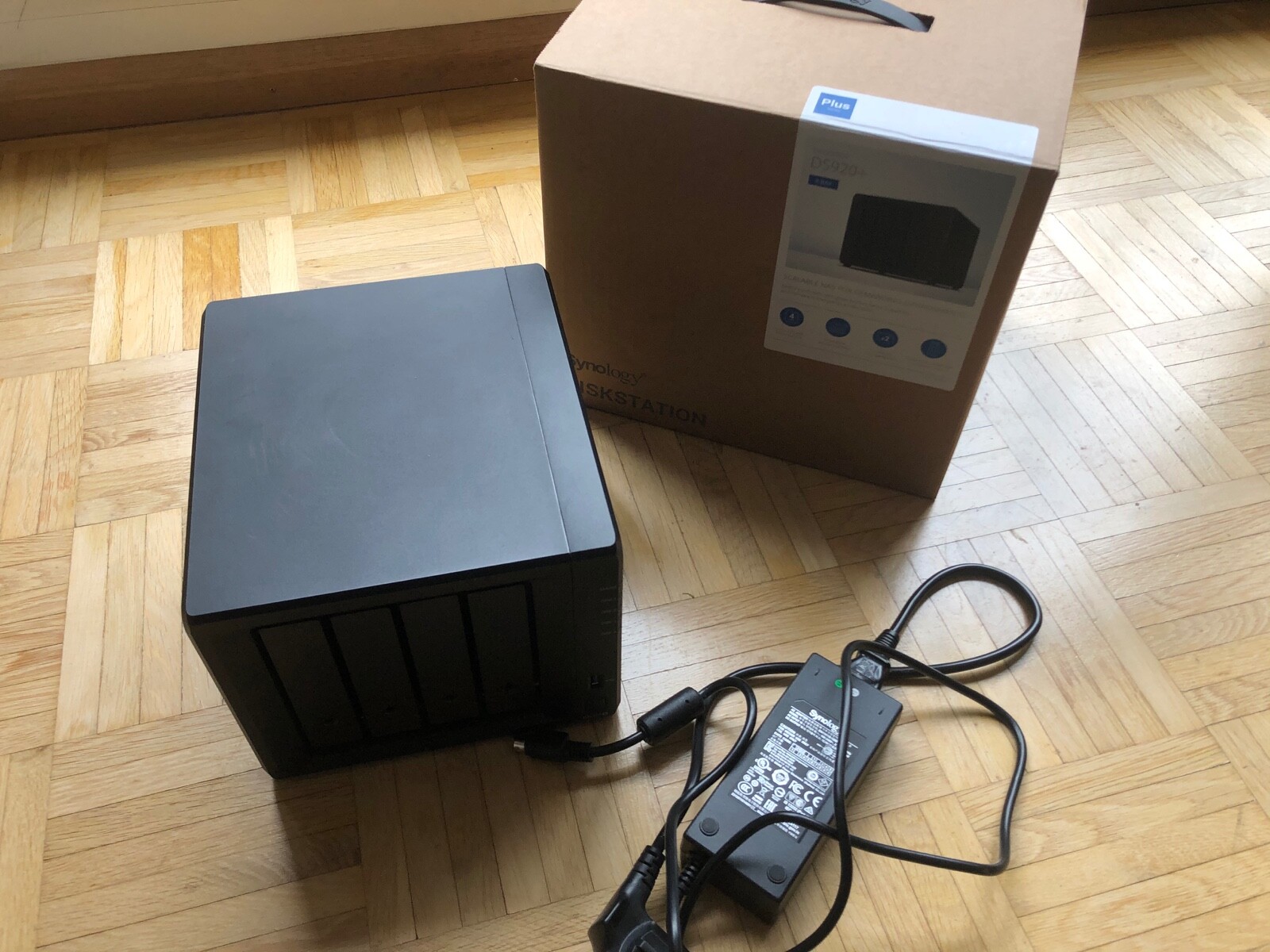 Synology Diskstation DS920+ 4 Bay Desktop NAS Gehäuse in OVP