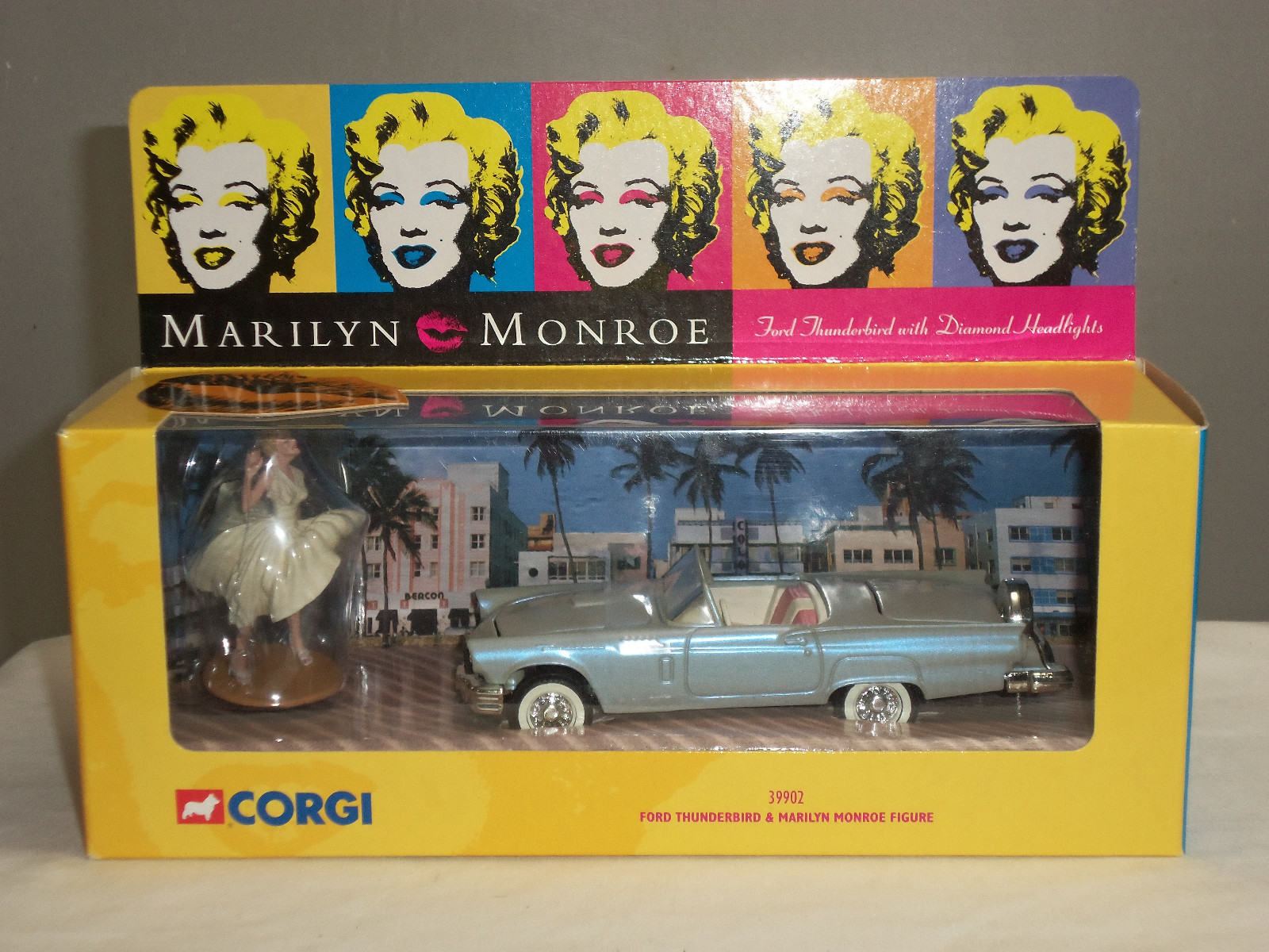 CORGI 39902 MARILYN MONROE SILVER FORD THUNDERBIRD DIECAST