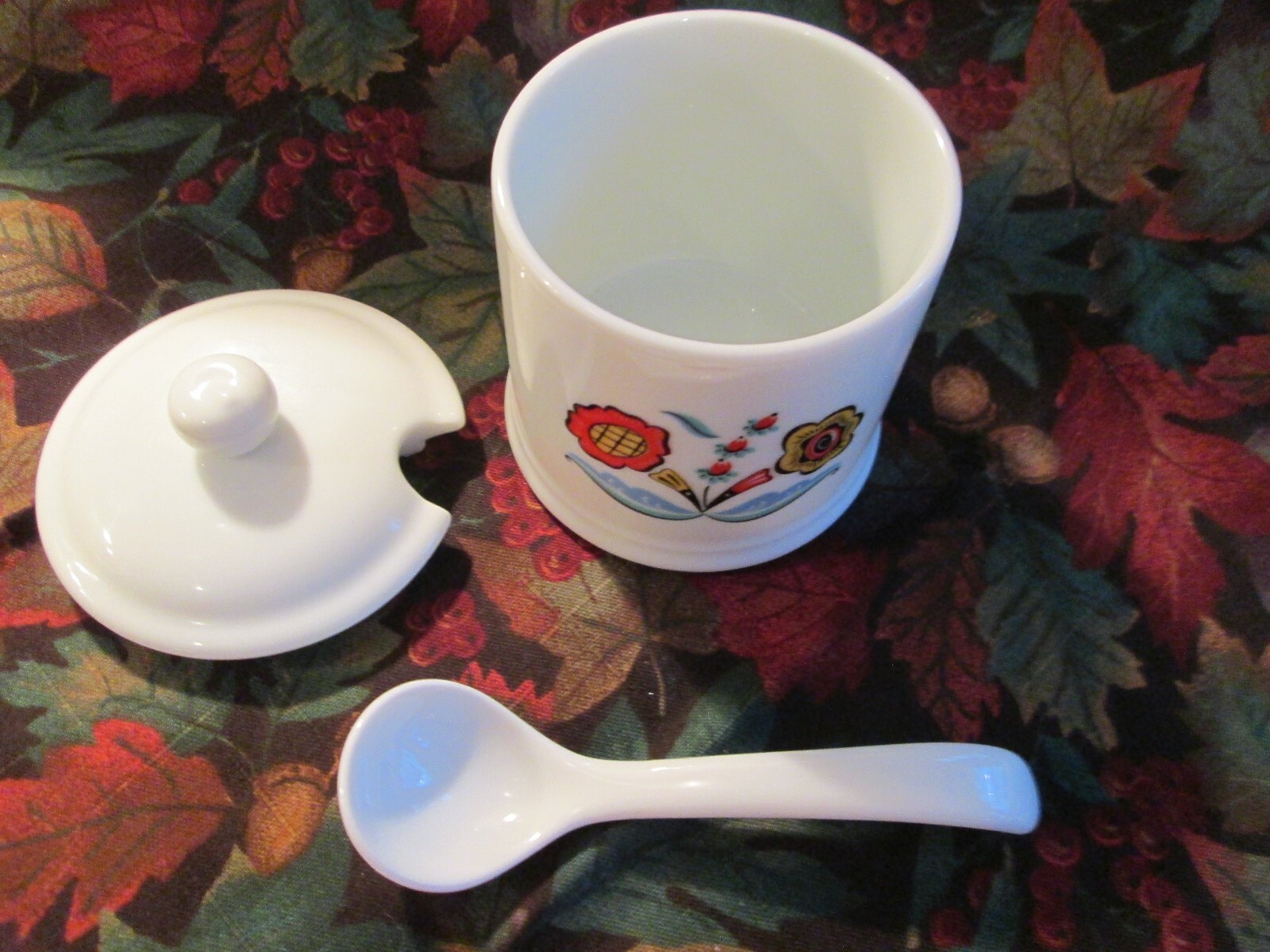 Bergquist - condiment jar - covered - porcelain spoon - 4x3