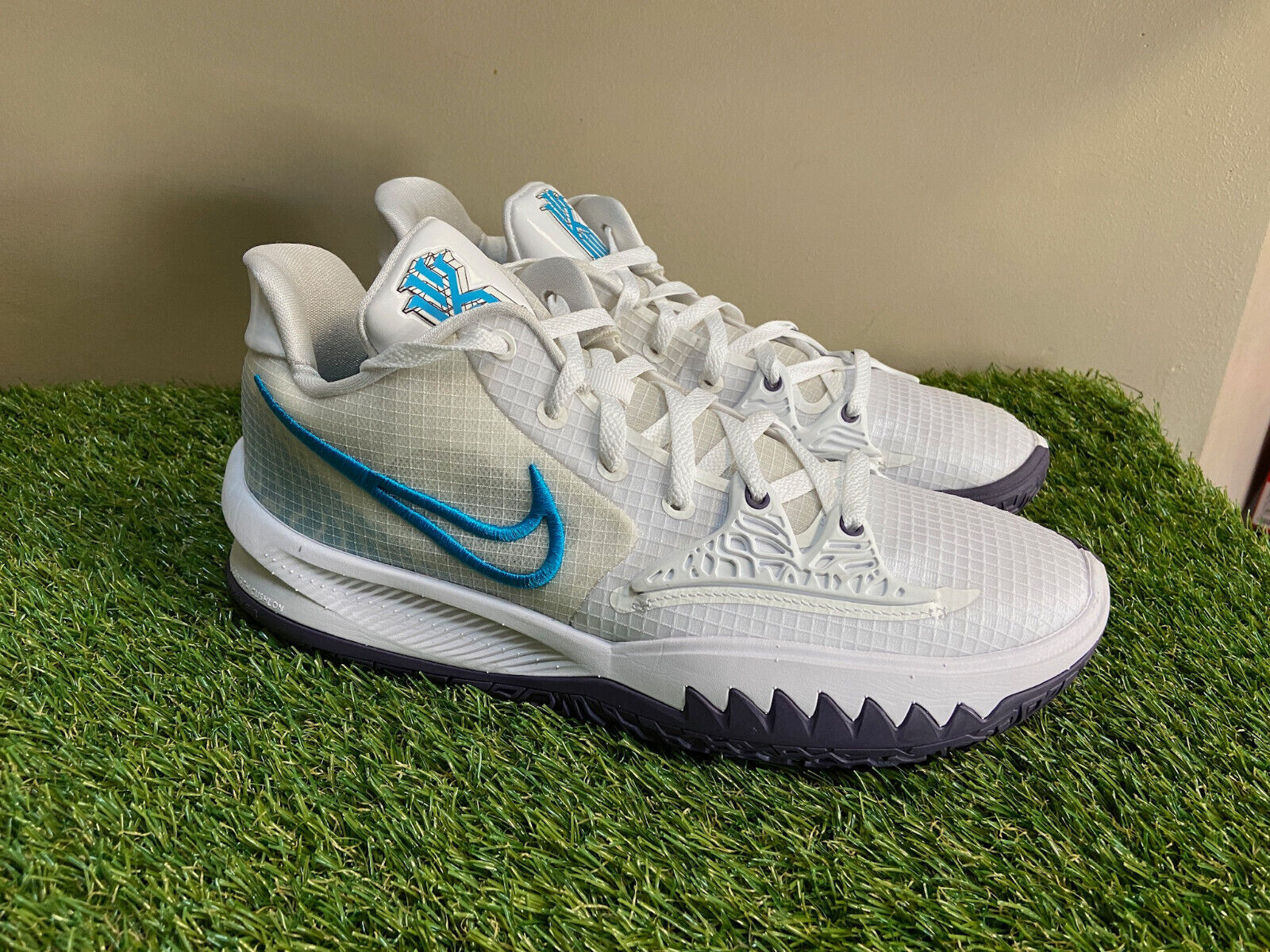 Nike Kyrie Low 4 Grapes White Laser Blue Men 11 Basketball Nike Kyrie Low 4 Grapes White Laser Blue Men 11 Basketball