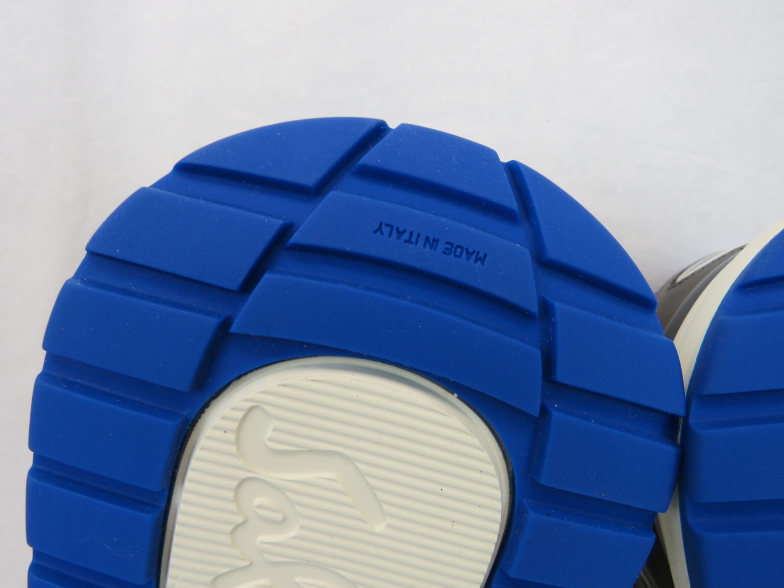 FERRAGAMO $795 FERRAGAMO THUNDERNOW GRAY BLUE WHITE LEATHER GANCINI SNEAKERS 9 ITALY