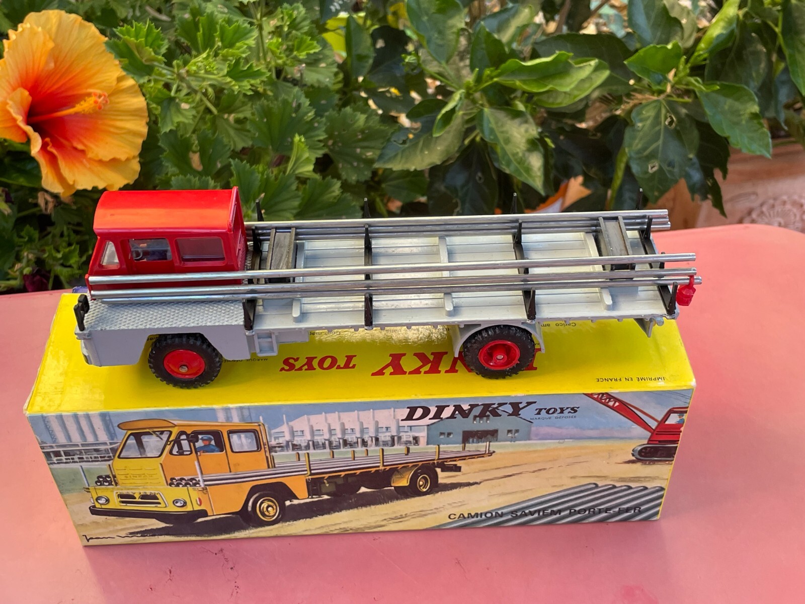 ミニカー DINKY No.885 PORTE FERS SAVIEM 57 Dinky Toys 885 CAMION SAVIEM PORTE-FER état neuf Stock