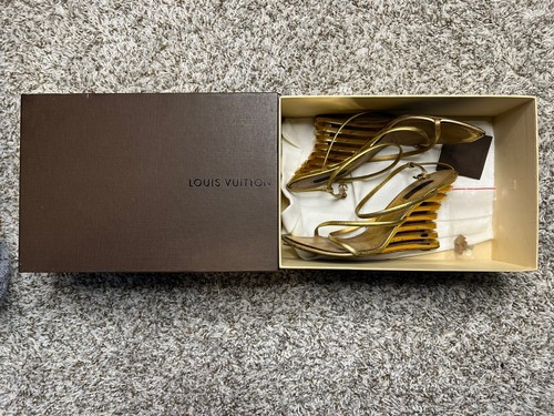 Louis Vuitton ベージュ スエード ミュール ルイ・ヴィトンのウィメンズサンダル、ふんわりシアリング