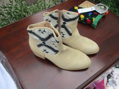 new Francesca's Wallis Aztec Ankle Side Zip Bootie Beige Women's 9