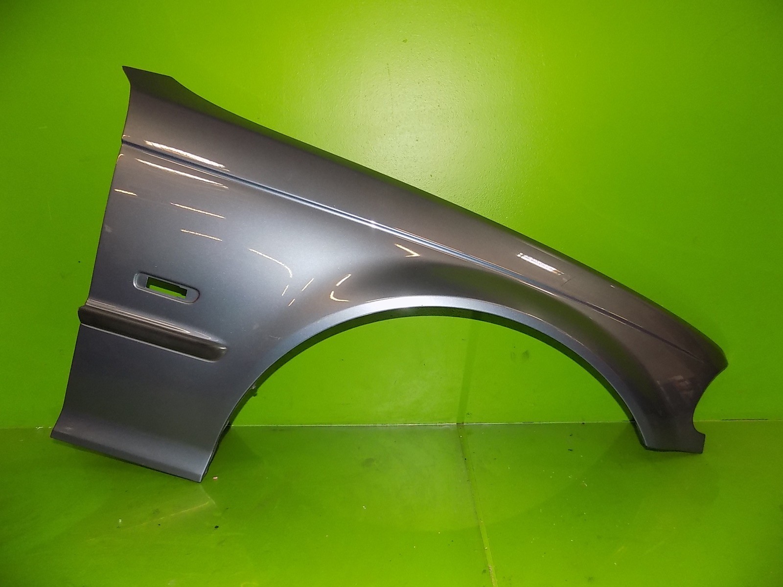 01-05 BMW 325i sedan OEM passenger right fender steel blue metallic E46