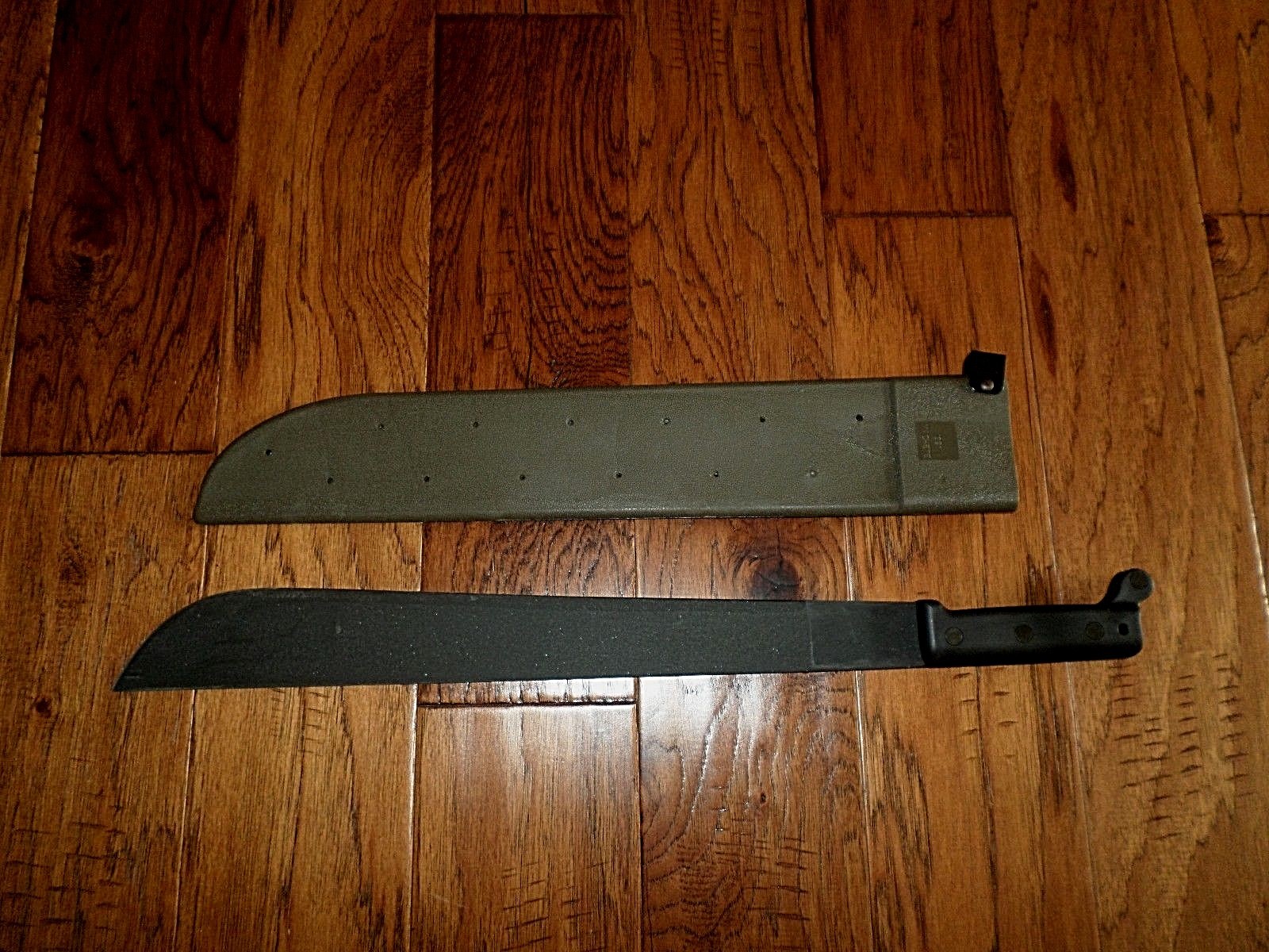 U.S MILITARY MACHETE AND SHEATH 18 U.S MILITARY MACHETE AND SHEATH 18