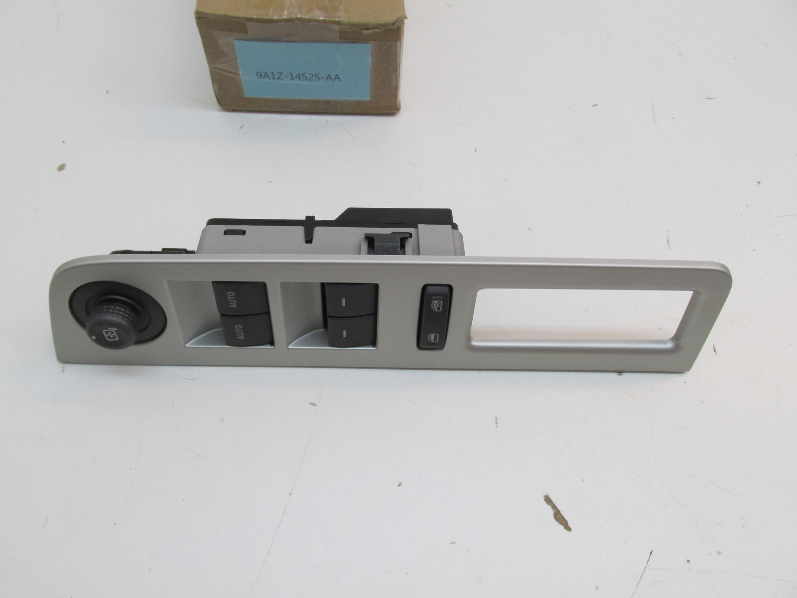 2008-2010 Lincoln MKX OEM Front Left Switch Housing Bezel 9A1Z-14525-AA