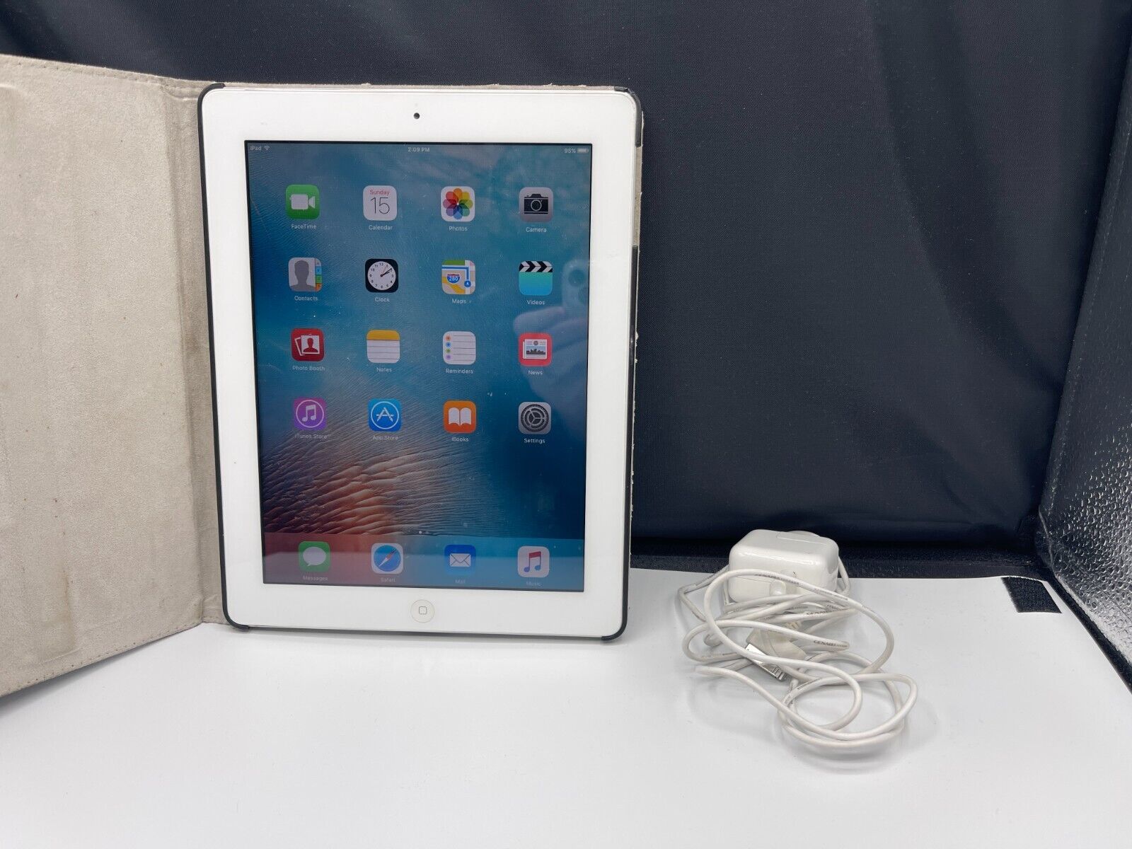 Apple iPad 2 32GB, Wi-Fi, 9.7in - White a1395 read MC980LL/A Apple iPad 2 32GB, Wi-Fi, 9.7in - White a1395 read MC980LL/A