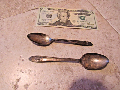2 VTG  ANTIQUE SPOONS SilverPlate Oneida + Holmes Edwards Floral Spoon 0.8G 0.9G