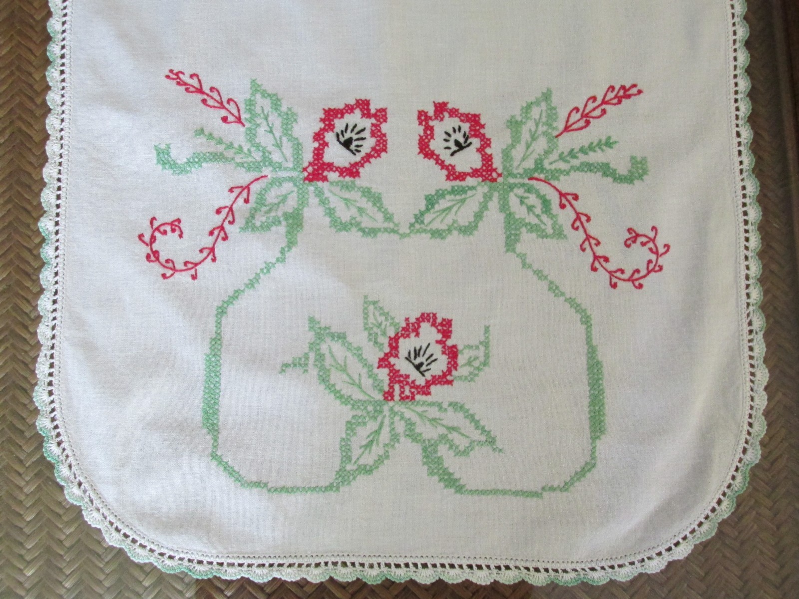 VINTAGE EMBROIDERY DRESSER SCARF/RUNNER