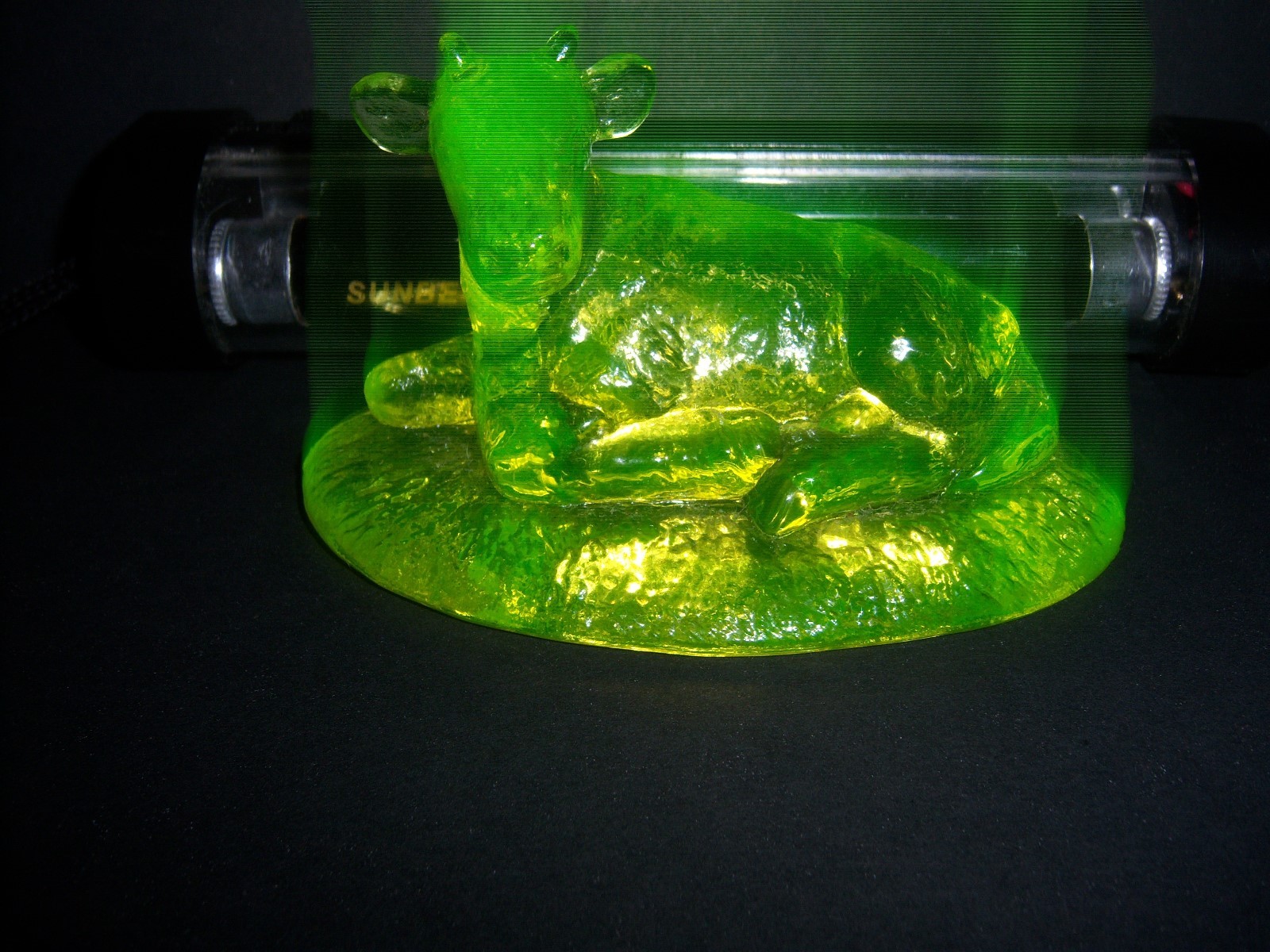 .VINTAGE YELLOWISH GREEN VASELINE GLASS PAPERWEIGHT COW