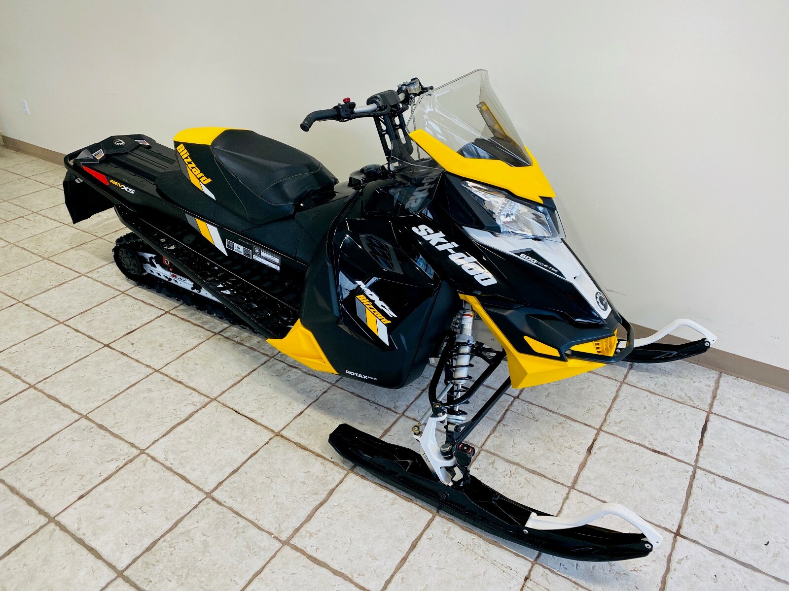 Skidoo Blizzard 600 eTec 1058 miles Electric Start, Reverse, Ice Ripper