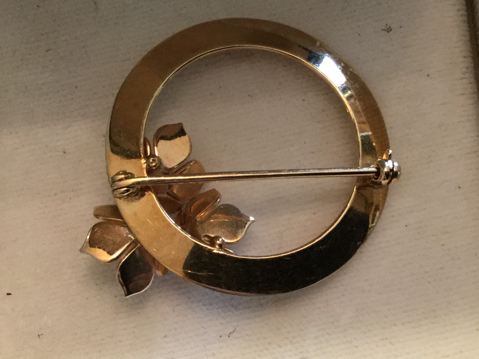 LOT 6 # 1012 GOLD 14 K PIN BROOCHE WITH 3 PEARL 3.8 DWT