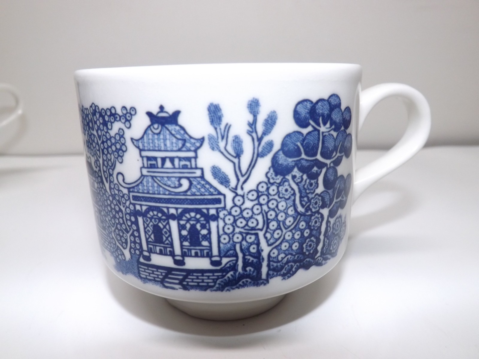 5 CHURCHILL ENGLAND BLUE WILLOW COFFEE TEA CUPS